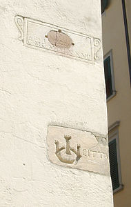 Sant'ambrogio, gran monarca i plaques de la ciutat vermella.JPG
