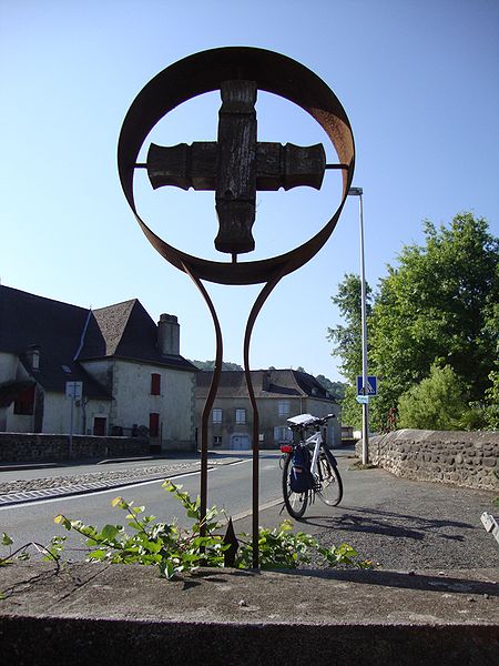 File:Sauguis-Saint-Étienne, (Pyr-Atl, Fr) croix de chemin en forme de stèle basque.JPG