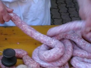 Fichier : Production de saucisses italie 01.ogv