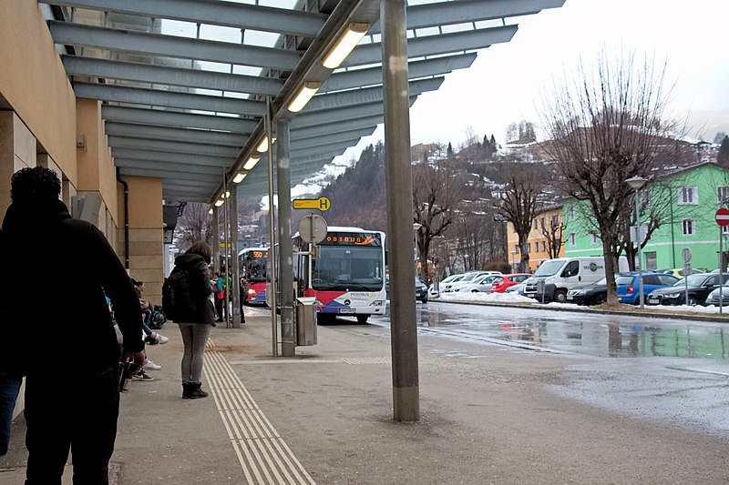 File:Schwarzach im Pongau - Bahnhof - 2018 03 12 - Bushaltestelle.jpg