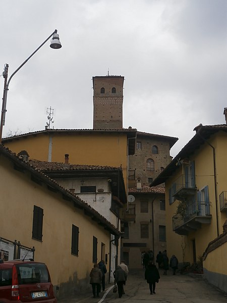 File:Serralunga d'Alba (1) - Scorcio del castello Falletti da una via del paese.jpg