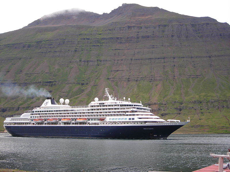 File:Seyðisfjörður - Nave.JPG