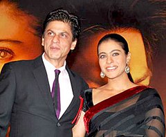 Pemeran-pemeran My Name Is Khan, Shah Rukh Khan dan Kajol. Foto tersebut, yang menampilkan mereka berada di sebuah konferensi pers, diambil pada 2009. Khan tampak tersenyum ke arah lain, sementara Kajol melihat ke arah kamera.