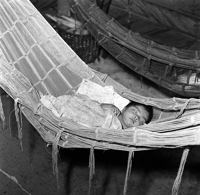 snor Belangrijk nieuws actie File:Slapend kind in hangmat in het Indianendorp Matta in Suriname,  Bestanddeelnr 252-6386.jpg - Wikimedia Commons