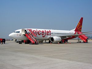 Samolot SpiceJet na lotnisku w Varanasi.jpg