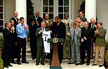 Шпоры игрока в костюме на ступенях Белого дома с Джорджем Бушем.