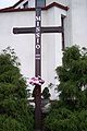 Krzyż obok kościoła