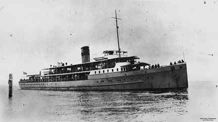 Passenger ferry SS Doomba StateLibQld 1 14390 Passenger ferry S.S. Doomba.jpg