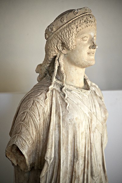 File:Statua di Artemide, opera di officina romana di indirizzo arcaizzante databile alla metà del I sec. d.C. (2).JPG