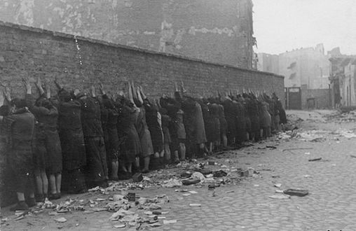 Warsaw copy Nr.34, NARA copy Nr.16 Przypuszczalnie fotograf stoi niedaleko Wałowej 4, po lewej Wałowa 11[57][58]