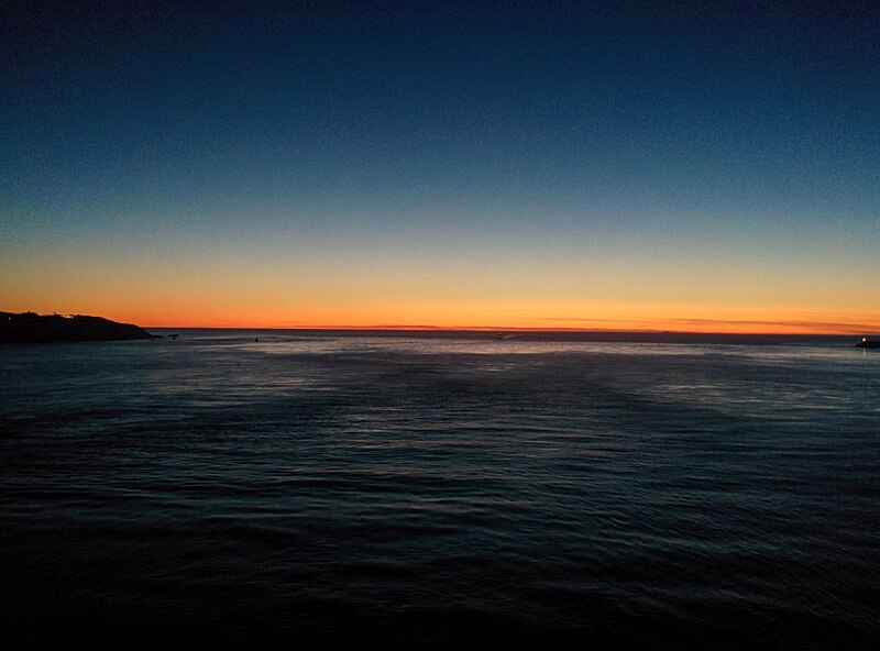 File:Sunset on the Golden Gate Bridge (16195417466).jpg