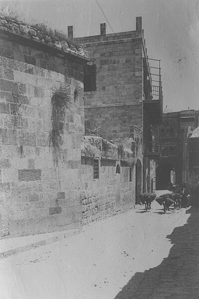 File:THE FOURTH STATION ON THE VIA DOLOROZA IN THE OLD CITY OF JERUSALEM. (COURTESY OT AMERICAN COLONY) ה"ויה דולורוזה" בעיר העתיקה בירושלים.D11-100.jpg