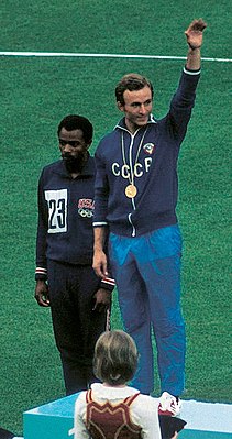 Robert Taylor (izquierda) y Valery Borzov en la ceremonia de entrega de medallas en los Juegos Olímpicos de 1972 en Múnich