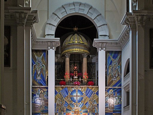 Templete greco-romano rodeado de mosaicos en Madrid (Basílica de Nuestro Padre Jesús de Medinaceli)