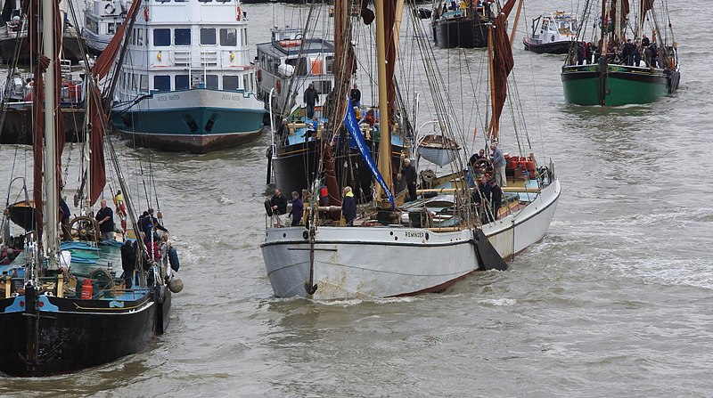 File:Thames barge parade - about to turn downstream - Reminder 6750.JPG
