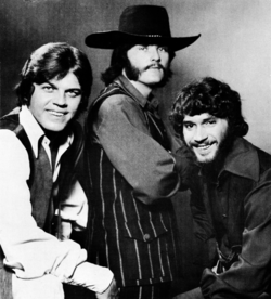The Stampeders през 1971: отляво надясно, Рони Кинг (бас, вокали), Рич Додсън (китара, вокали), Ким Берли (барабани, вокали).