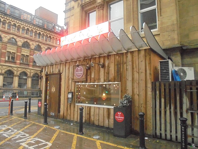 File:The Wellington Pizza Pub, City Central, Wellington Street, Leeds (23rd December 2018).jpg