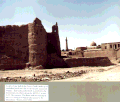 O barro, o Castelo Naarin de Naaein e a Mesquita Jam'a de Naaein, Iran.gif