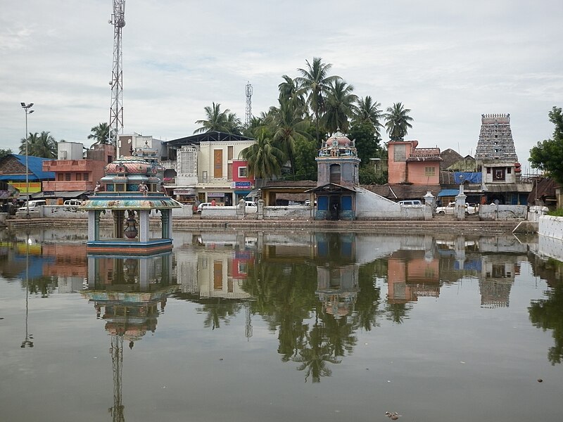 File:Thirunallar Dharbaranyeeswarar Temple and Tank.jpg