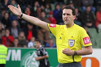 FIFA-referee Thomas Einwaller in 2009 Thomas Einwaller, Fussballschiedsrichter (08).jpg
