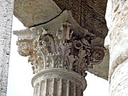 Chapiteau corinthien, originaire de Sicile (IVe / IIIe siècle AEC). Temple de Vesta (Tivoli), Ier siècle AEC[176].