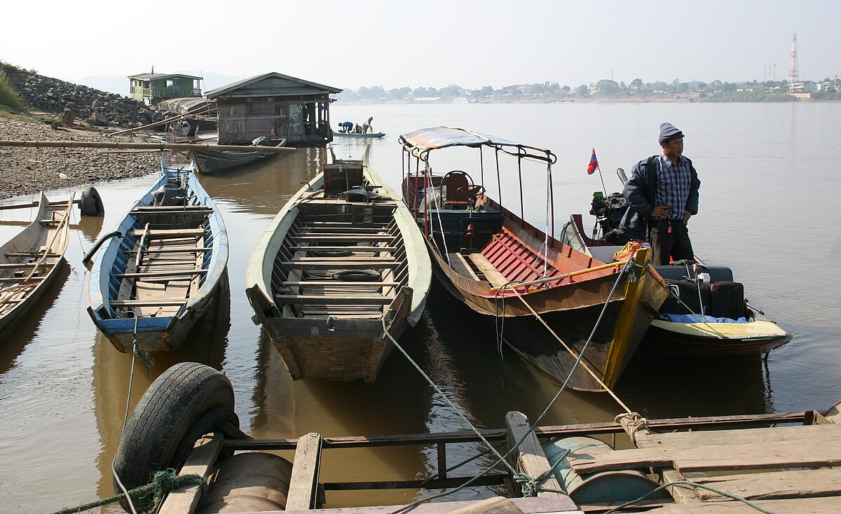 Почему реку меконг. Меконг Дельта судоходство. Лодки Меконга. Река Меконг лодки. Узкая длинная лодка Меконг.