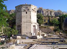 Turm der Winde von der Nordseite; im Hintergrund sind Teile der Akropolis zu sehen.