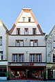 Trier, Neustraße 22, dreigeschossige Wohn- und Geschäftshäuser, in spätgotischer Tradition stehende Renaissancebauten, aus der ersten Hälfte des 17. Jahrhunderts