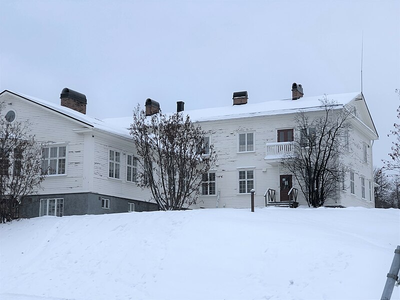 File:Tusen Toner Kiruna, Gamla Centralgården.jpg