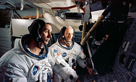 Gene Cernan (balra) és Tom Stafford a holdkomp szimulátorban