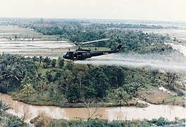 ԱՄՆ Bell UH-1 իրոկեզ ուղղաթիռից Ագենտ Օրանժի դեֆոլյացիան Հարավային Վիենամի գյուղատնտեսական հողերի վրա
