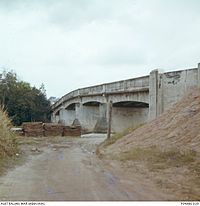 The bridge in 1963, where Australian soldiers fought in the final stage of the battle of Muar against overwhelming Japanese forces. A memorial plaque commemorating fallen Allies was erected there on that same year. UmpCA81B4YM.jpg