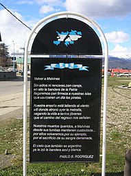Affichage d'un poème sur le retour à l'Argentine des îles Malouines, à Ushuaia.