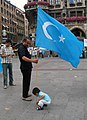 Home uigur coa bandeira Kökbayraq en Múnic, Alemaña.