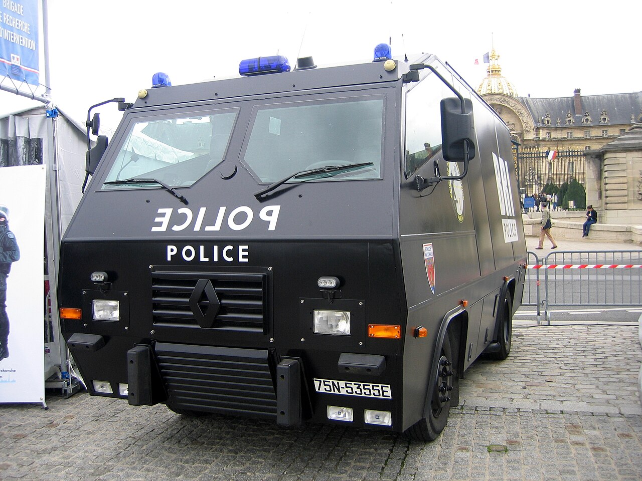 File:Camion police française avec grilles et lame.JPG - Wikimedia