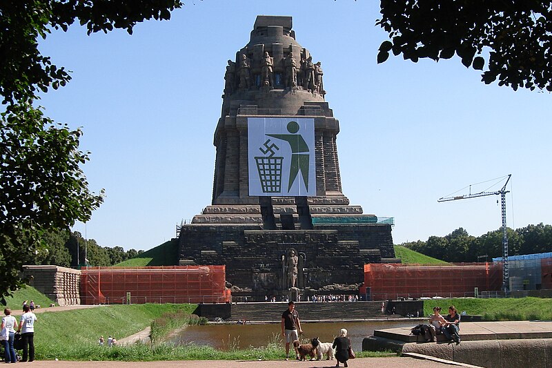 File:Völkerschlachtdenkmal Leipzig, Anti-Nazi-Plakat 2.JPG