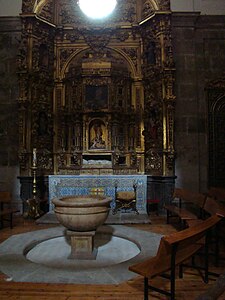 Capilla de San Juan Evangelista; retablo neoclásico, realizado por Jorge Somoza en 1846. En su interior se encuentra la pila bautismal.