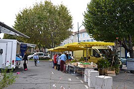 Valréas - Zaterdag markt 1.JPG
