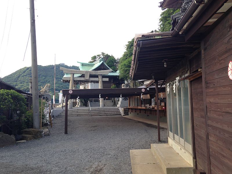 File:View of Haiden and torii of Mekari Shrine.JPG