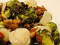 Salad có cải Brussels, hạt đậu, đậu phụ trộn với xốt ranch