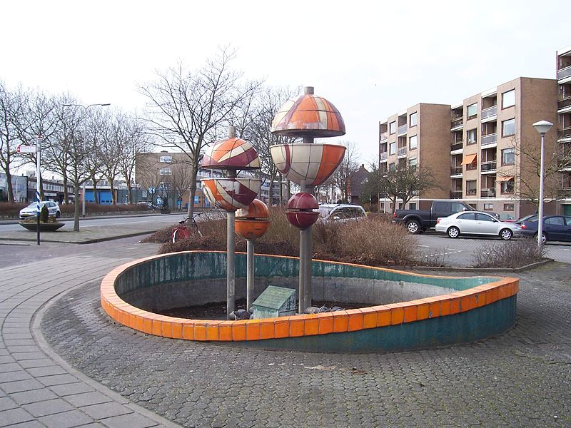 File:Waterfontein - Rijnsburg. Spinoza woningbouwvereniging 1979.JPG