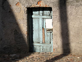Boczne wejście do jednej z kamienic w miejscowości Pasym.