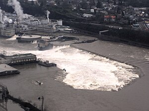 洪水寸前まで増水したウィラメット滝の航空写真。2006年1月22日撮影