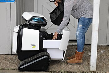 Robot memberikan bahan makanan.