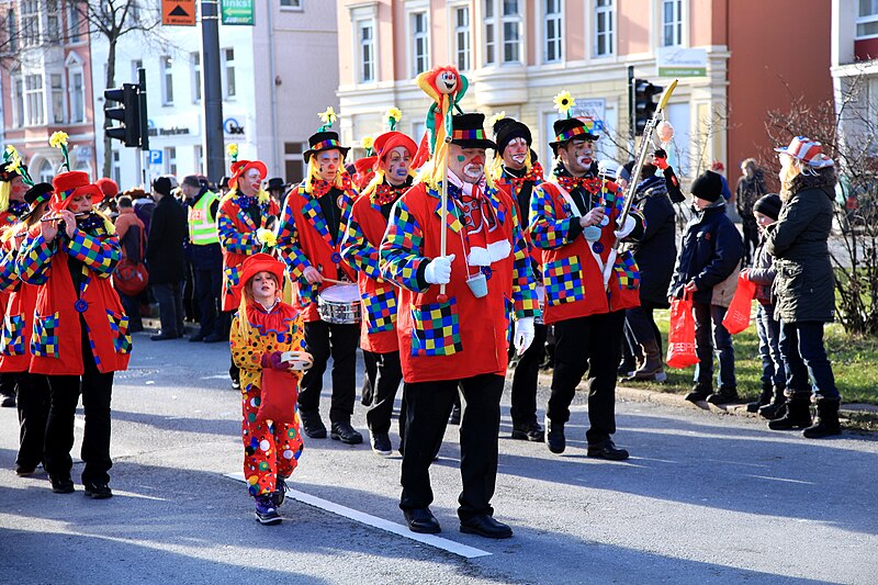 File:Wuppertal - Friedrich-Engels-Allee - Karneval 035 ies.jpg