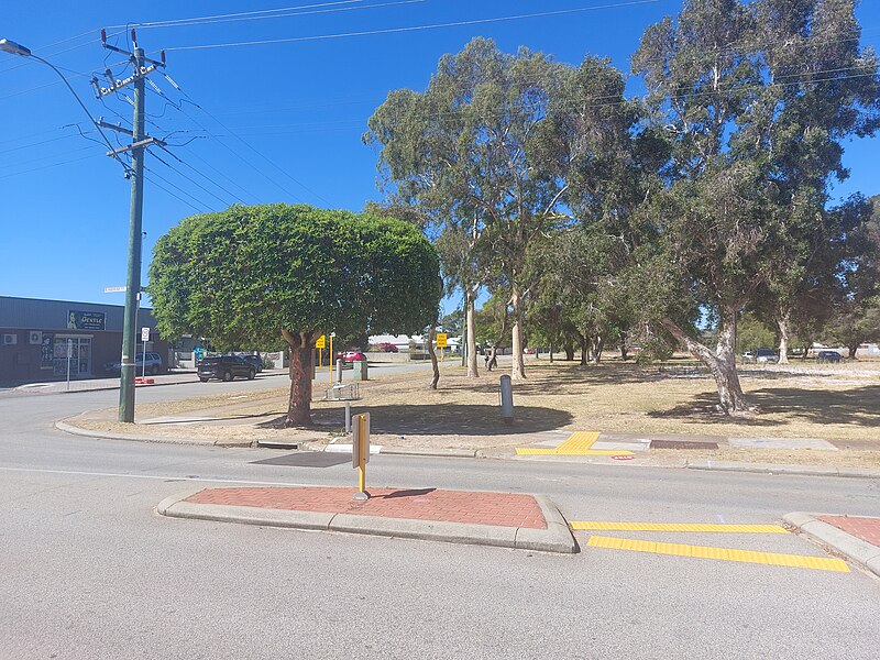 File:XATC Queens Park George St park from stn.jpg