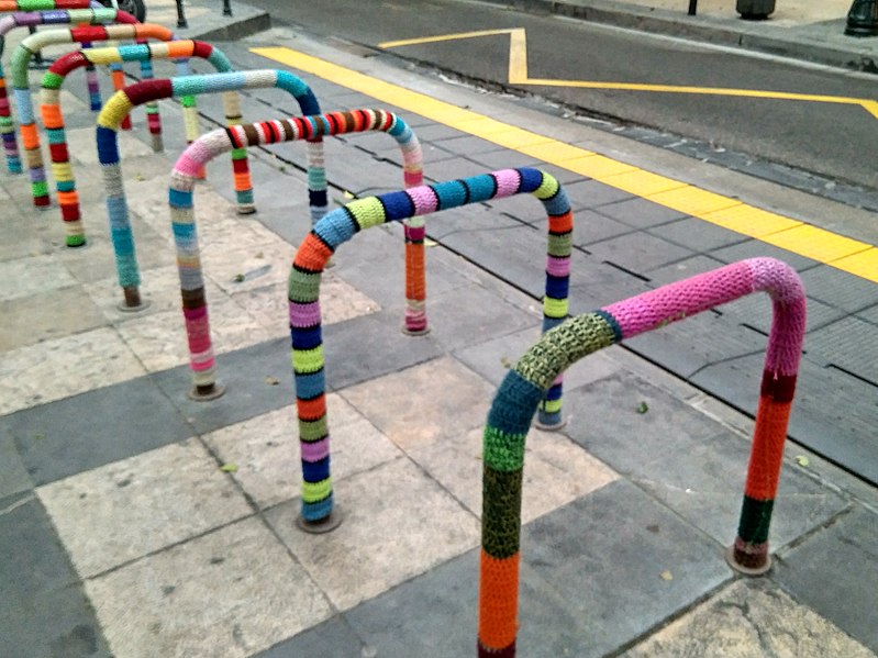 File:Zaragoza - Urban knitting 002.jpg