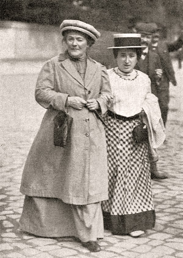 Clara Zetkin (left) and Rosa Luxemburg (right) in January 1910