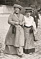 Clara Zetkin (chwith) a Rosa Luxemburg ar eu ffordd i Gyngres yr SPD, Magdeburg, 1910