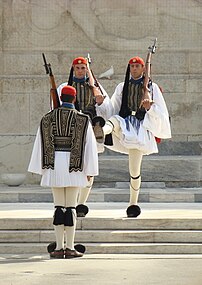 Evzones en costume traditionnel lors de la relève de la garde près de la tombe du Soldat inconnu à Athènes (Grèce). (définition réelle 1 733 × 2 448)